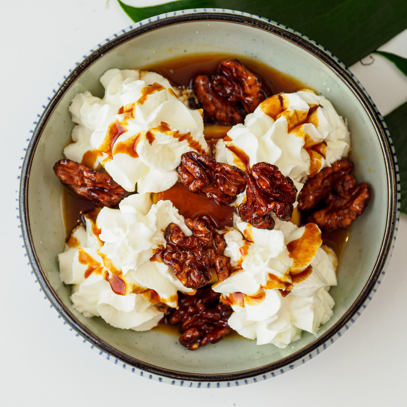 Flan con nata y nueces caramelizadas