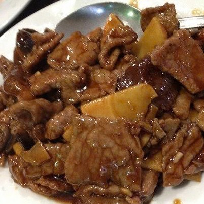TERNERA CON BAMBÚ Y SETAS CHINAS